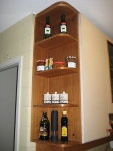 decorando-a-cozinha-3 Estante que fica na quina do armário em cima da pia