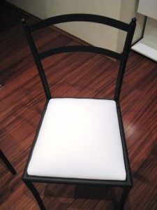 Dicas de decoração: cadeira preta com assento de courino branco