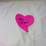 Post-it em forma de coração escrito "Te amo"