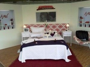 Decoração de quarto de casal com piso de madeira em branco, vinho e roxo