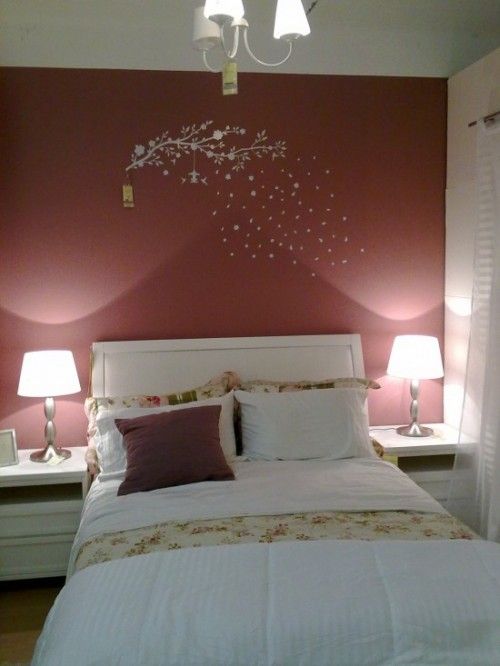 Adesivo de parede branco de árvore em parede rosa. Da Etna.