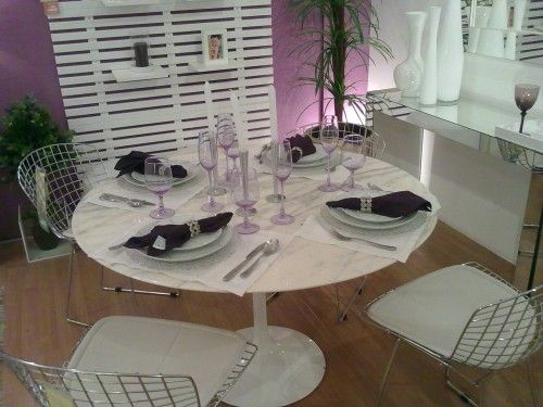 Mesa de jantar decorada em branco e roxo