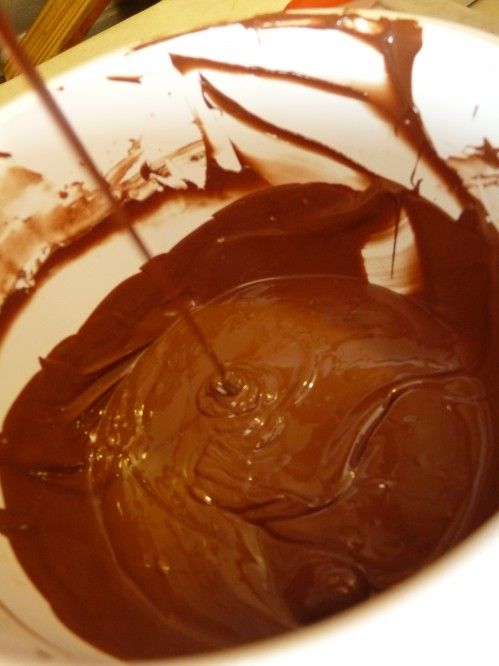 Chocolate derretido para fazer ovo de páscoa