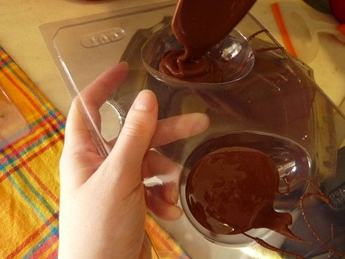 Como colocar chocolate na forma para fazer ovo de pásco