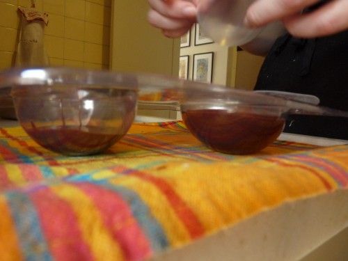 Colocando o chocolate derretido na forma de ovo de páscoa