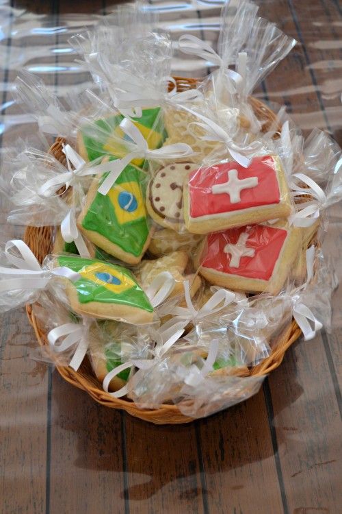 Biscoitos decorados com bandeiras do Brasil e da Suíça feitos por Glaucia Lombardi.