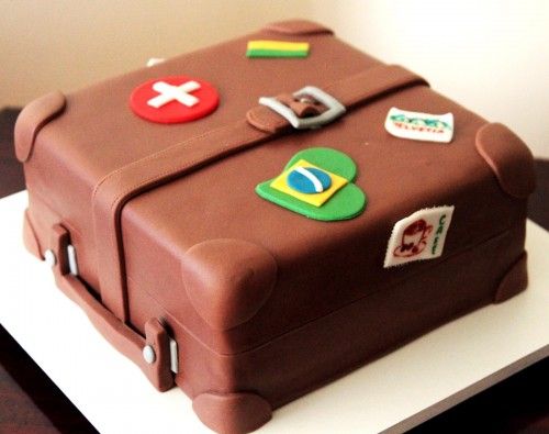Bolo decorado em forma de mala de viagem. Nena Chocolates.