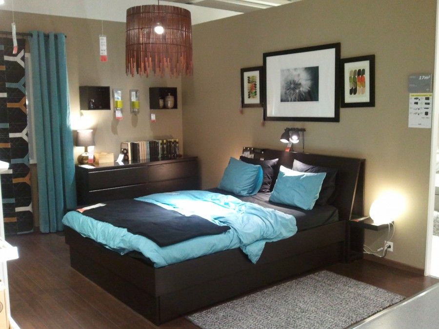 Quarto de casal na Ikea com turquesa, marrom escuro e capucino.