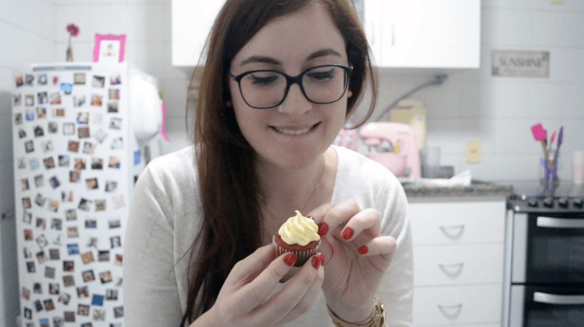 Receita de bolo red velvet da Youtuber Cíntia Costa.