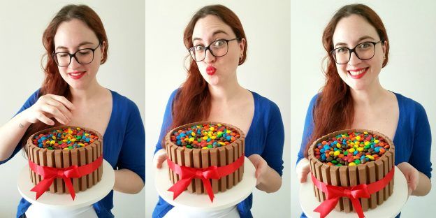 Bolo de KitKat com M&Ms, por Bolos da Cíntia (contato@bolosdacintia.com).
