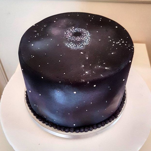 Galaxy Cake: bolo lindo do Bolos da Cíntia (contato@bolosdacintia.com) para o mesversário do filho da Lia Camargo.