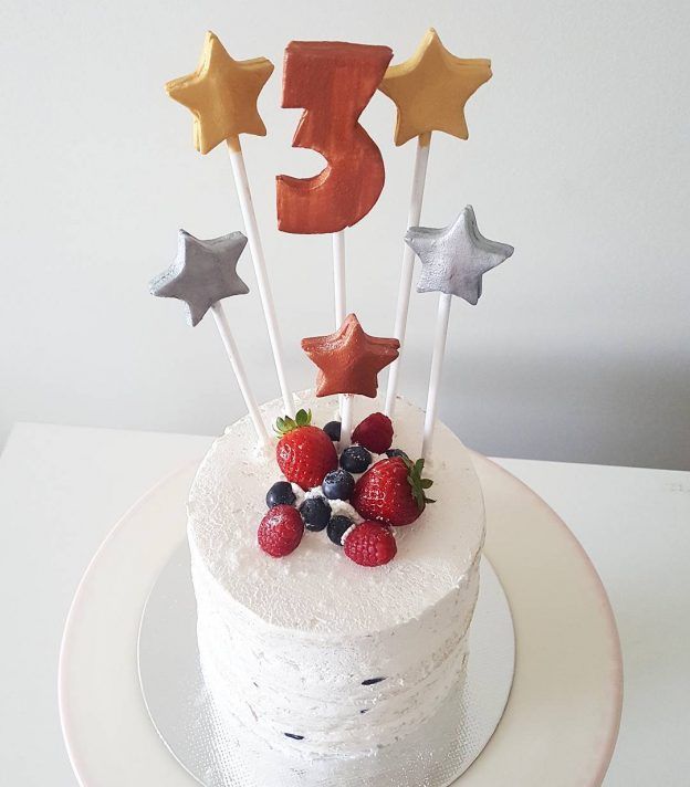 Bolos de mesversário do bebê da Lia Camargo, Fefê. Bolo de 3 meses, semi naked cake de chantininho com frutas vermelhas. Por Bolos da Cíntia.