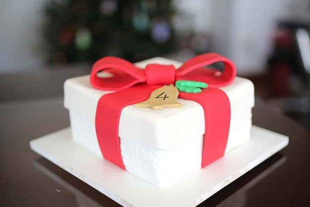 Bolos de mesversário do bebê da Lia Camargo, Fefê. Bolo de 4 meses, tema caixa de presente de Natal. Por Bolos da Cíntia.