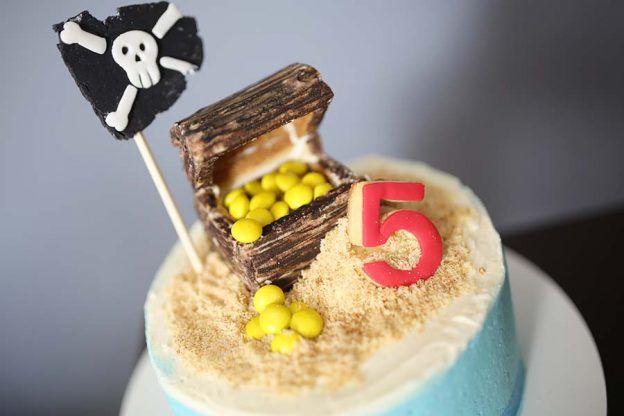 Bolos de mesversário do bebê da Lia Camargo, Fefê. Bolo de 5 meses, tema tesouro do pirata. Por Bolos da Cíntia.