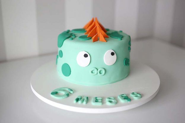Bolos de mesversário do bebê da Lia Camargo, Fefê. Bolo de 6 meses, tema dinossauro. Por Bolos da Cíntia.
