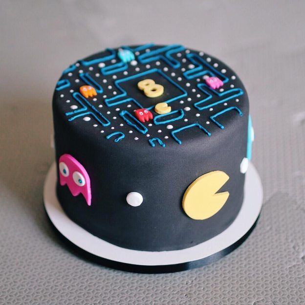 Bolos de mesversário do bebê da Lia Camargo, Fefê. Bolo de 8 meses, tema PacMan. Por Bolos da Cíntia.
