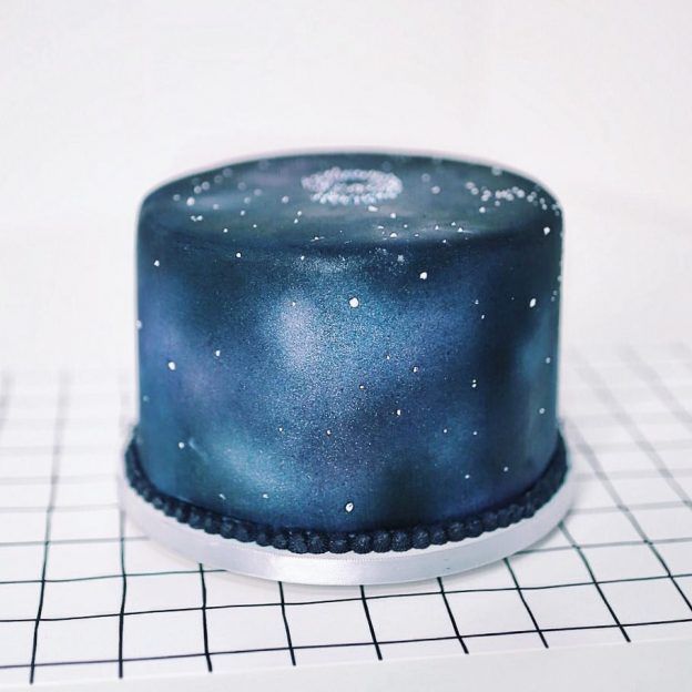 Bolos de mesversário do bebê da Lia Camargo, Fefê. Bolo de 9 meses, tema Galaxy Cake. Por Bolos da Cíntia.