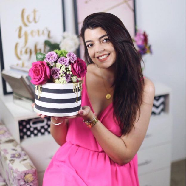Bolo floral para o aniversário da Lia Camargo por Bolos da Cíntia.