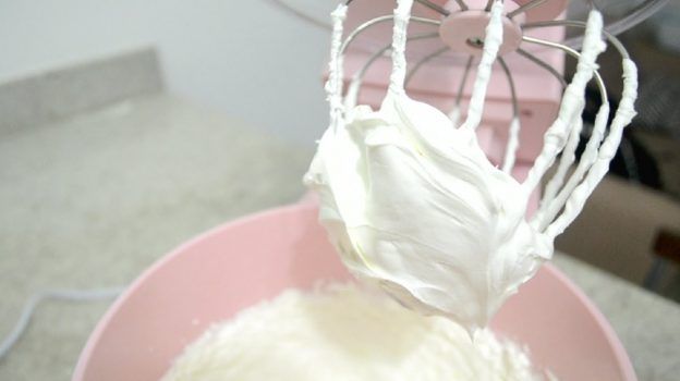 Receita de Chantininho (chantilly de leite Ninho) para cobertura de bolo. Por www.cintiacosta.com