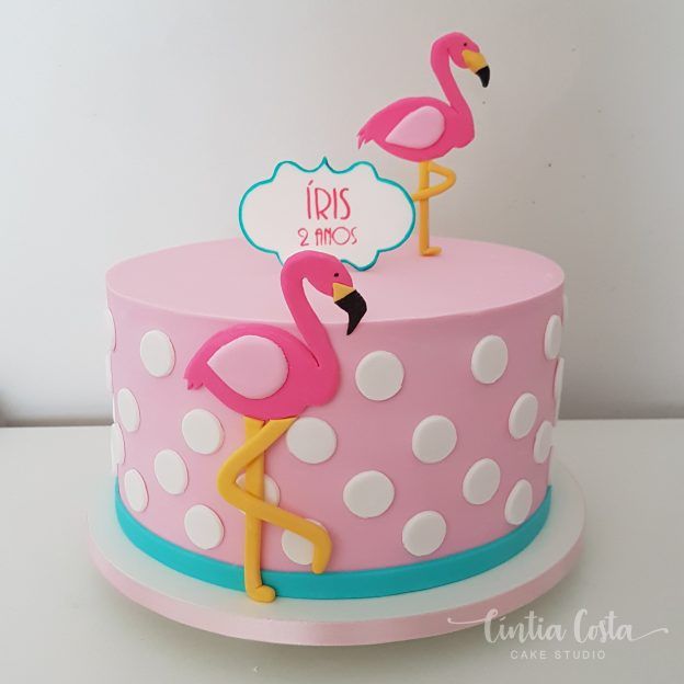 Bolo Flamingo rosa com bolinhas brancas e fita azul. Feito por Cíntia Costa Cake Studio ( www.cintiacostacakestudio.com.br )