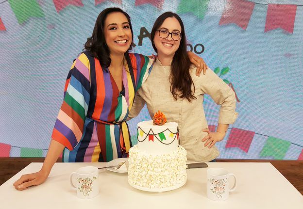 Cíntia Costa ensina bolo de paçoca para festa junina/São João no programa Bem da Terra na Band Internacional.