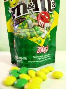 Decoração do Brasil para Copa do Mundo: M&Ms em verde e amarelo