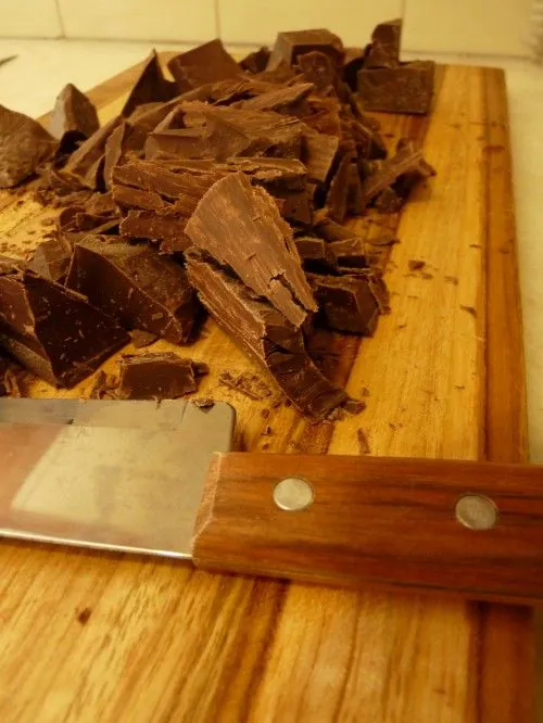 Como raspar chocolate para fazer ovo de pásco