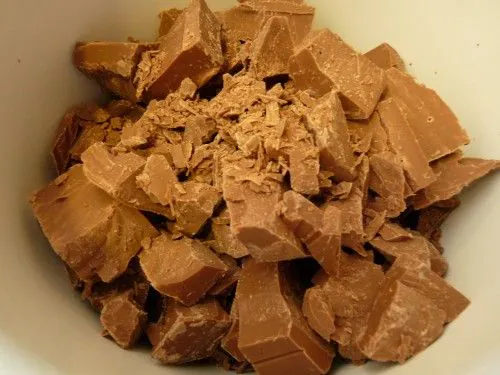 Chocolate picado para fazer ovo de páscoa