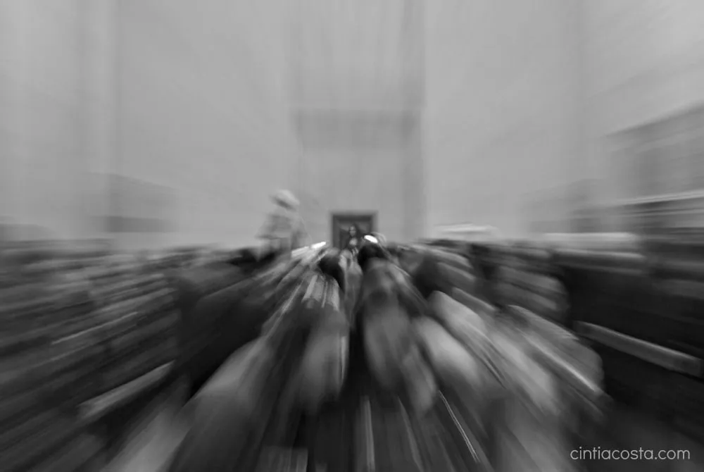 Monalisa no Louvre: sala cheia de turistas tirando fotos. Foto: Cíntia Costa.