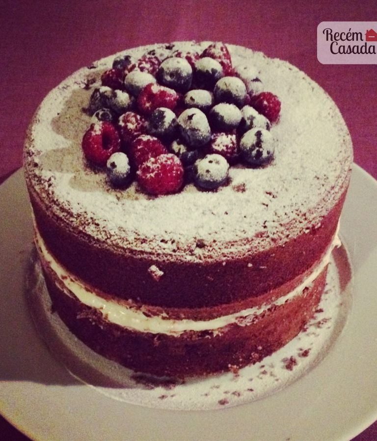 Receita de naked cake de chocolate e frutas vermelhas