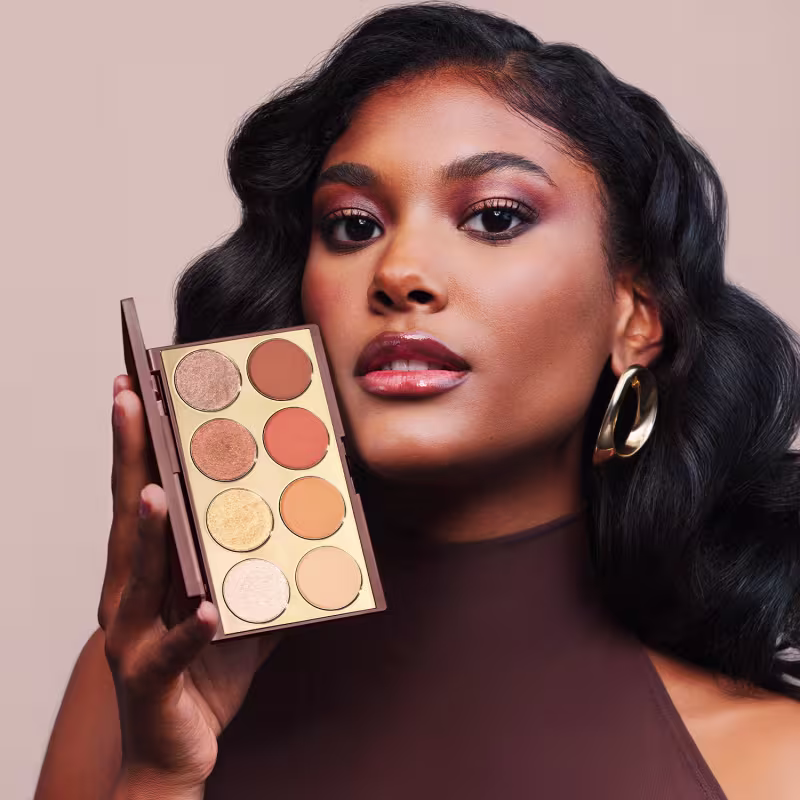 Maquiagem em pele negra com paleta Neutrals de Niina Secrets para Eudora. Foto: Divulgação.