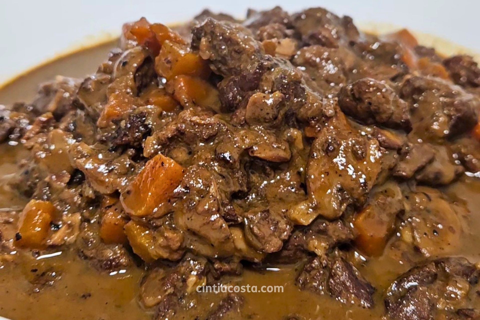 Carne de Panela ao Vinho Tinto: Receita Inspirada no Clássico Boeuf Bourguignon
